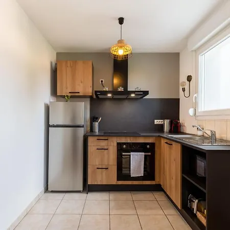 Apartman Travel Homes - The Nils, Cosy & Cute With Parking